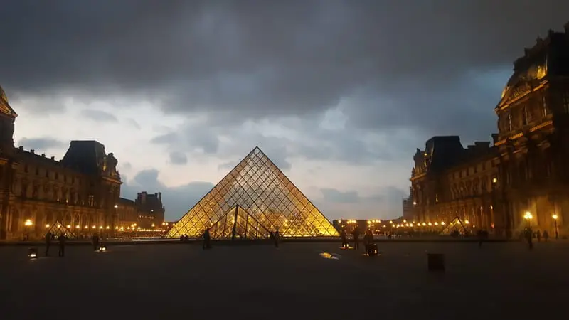 piramide_do_louvre_paris_viagem.jpg