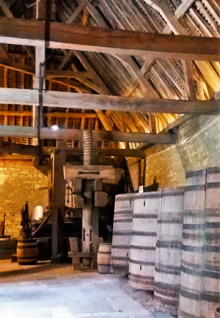 Ao fundo, prensas medievais usadas na fabricação de vinho