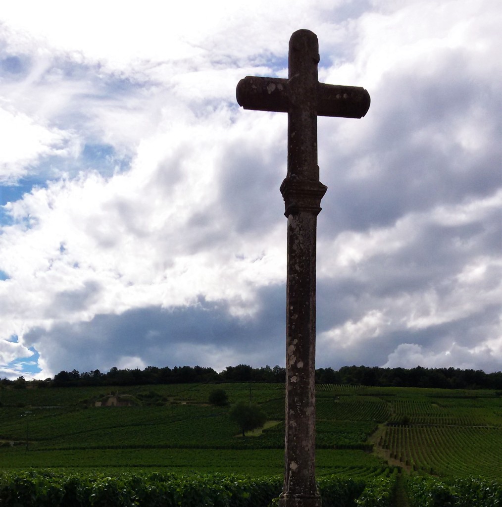 O secular crucifixo de pedra, 'marca registrada' do vinhedo Romanée-Conti