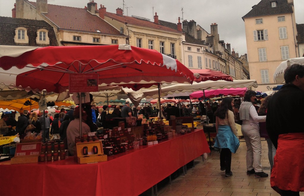 Feira livre que ocorre todos os sábados nas ruas da cidade