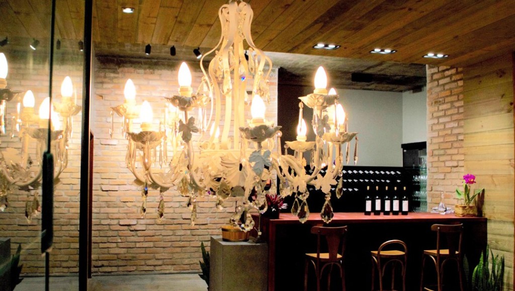 Área interna da vinícola e o balcão de degustações (foto: divulgação)