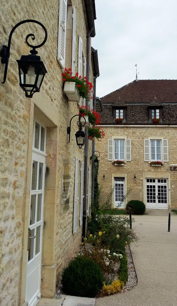 Puligny-Montrachet e suas casas com flores nas janelas