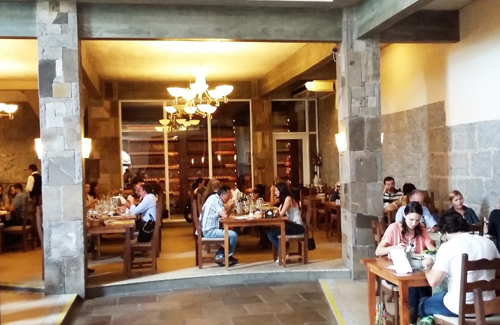 Restaurante Maria Valduga une o rústico das pedras de basalto a uma decoração contemporânea
