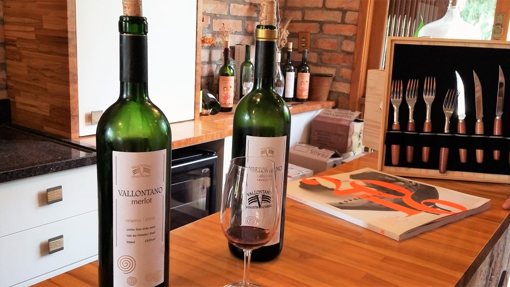Degustação gratuita de vinhos no balcão do café