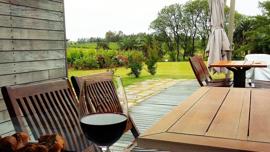 Vista de dentro do restaurante da vinícola Bouza, uma das mais conhecidas do país