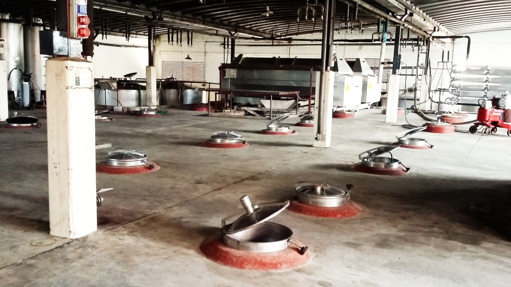 Tampas dos tanques de concreto onde ocorre a fermentação do vinho