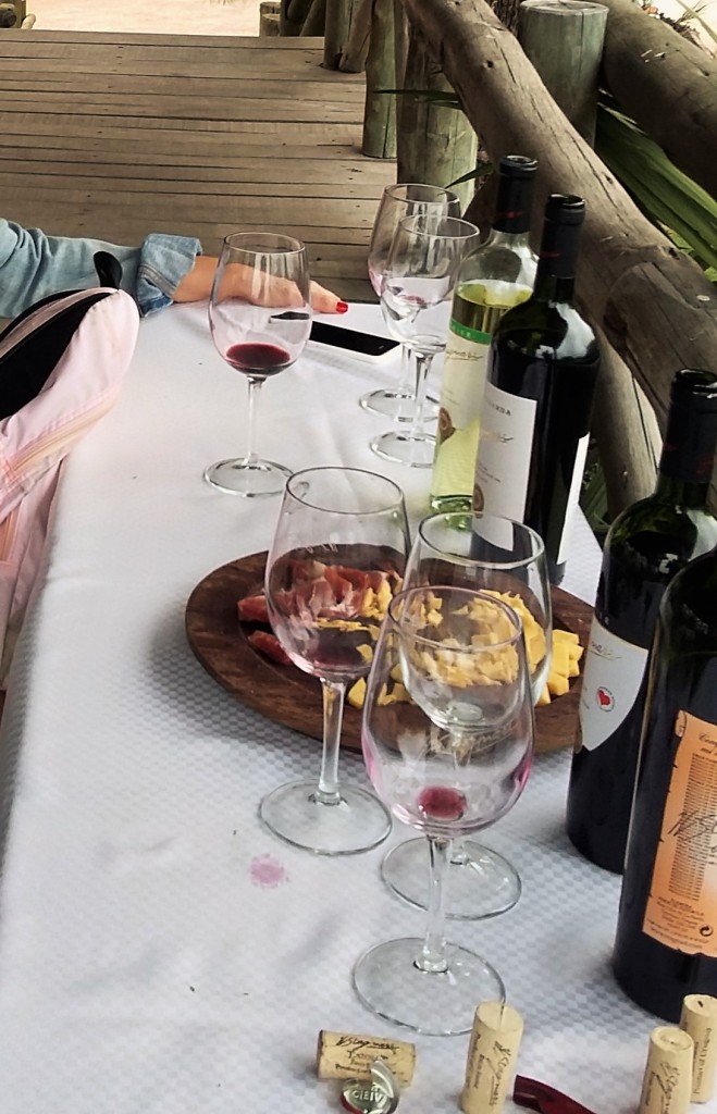 Degustação 'simples' inclui quatro vinhos, queijos e frios