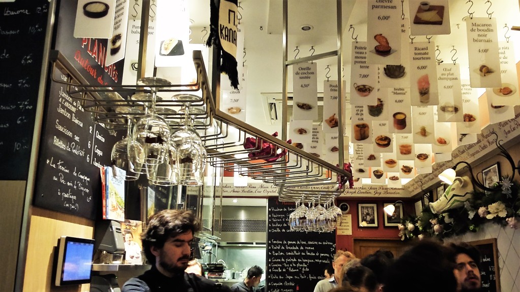 Os 'cardápios' de petiscos ficam pendurados por todo o teto do pequeno bar
