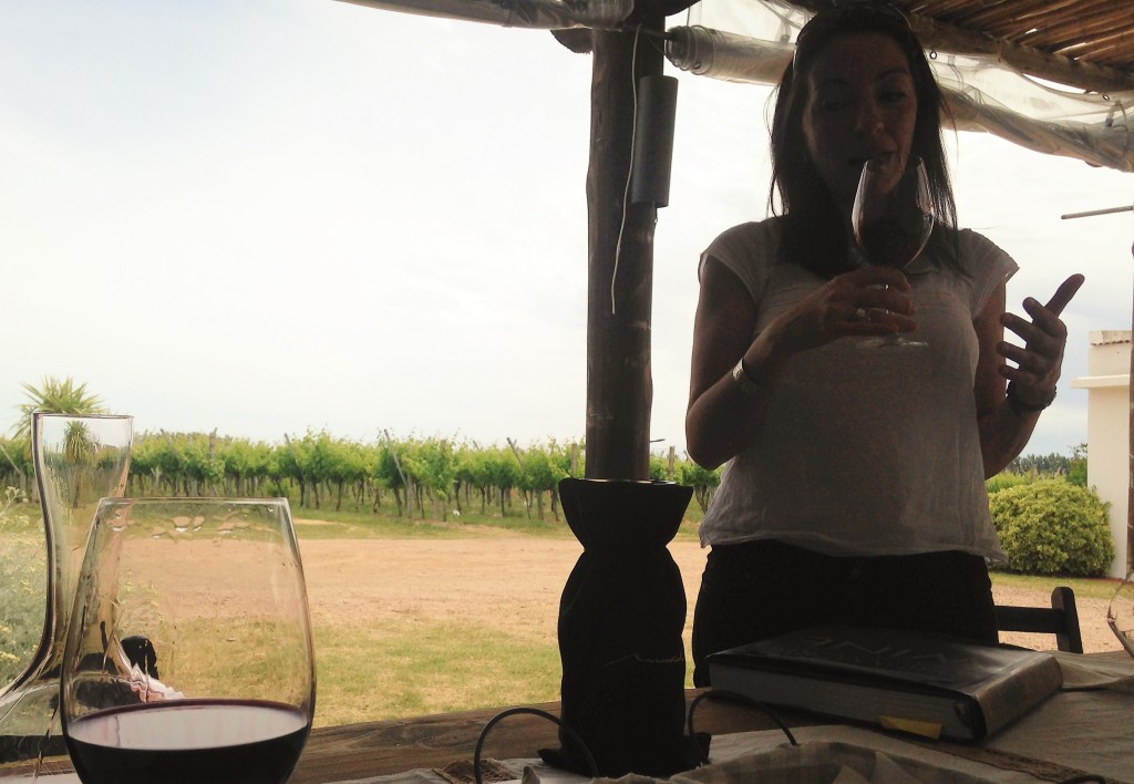 A sommelier Lorena e o Tannat Grand Reserve na taça que fechou a degustação