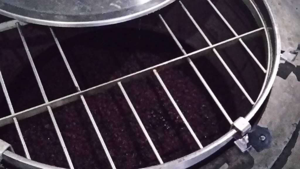 A fermentação ainda ocorrendo no tanque de aço
