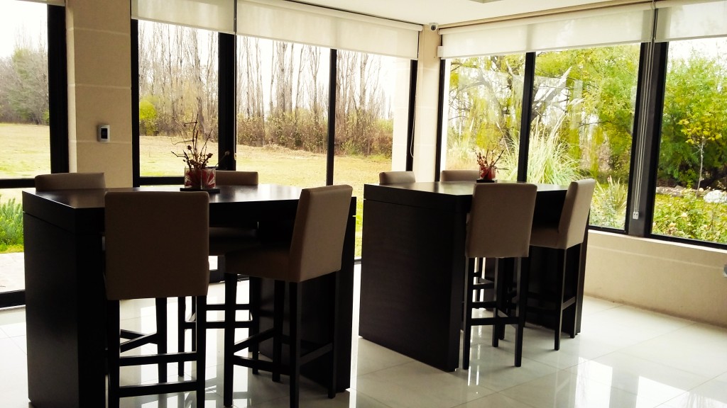 A ampla sala de degustações da Bodega Bressia tem vista para os jardins da propriedade