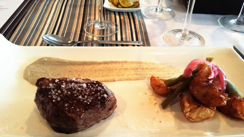 Prato principal: filé mignon com batatas e creme de berinjelas