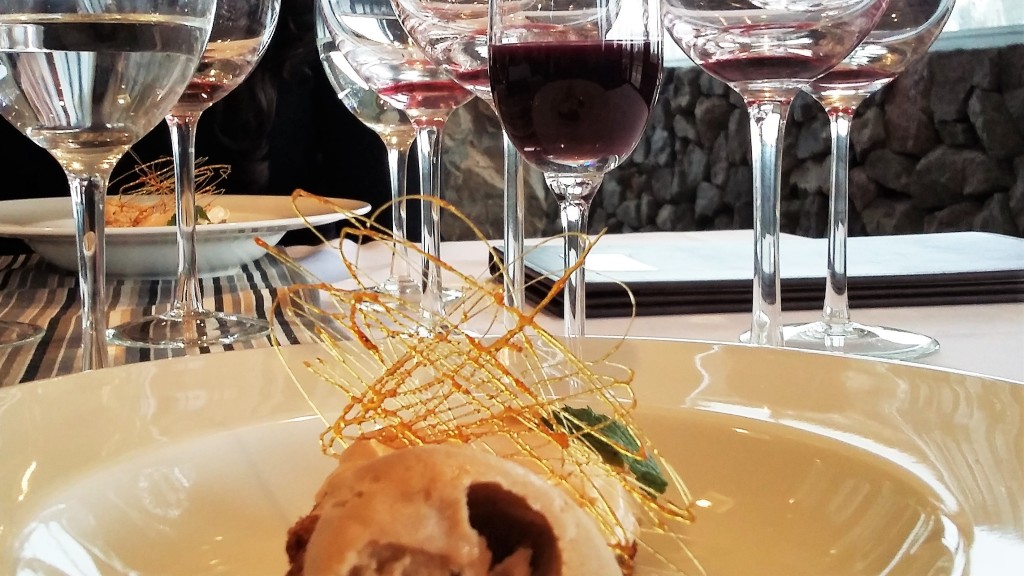 Sobremesa: mousse de doce de leite sobre brownie de chocolate branco com amêndoas e sorvete de café