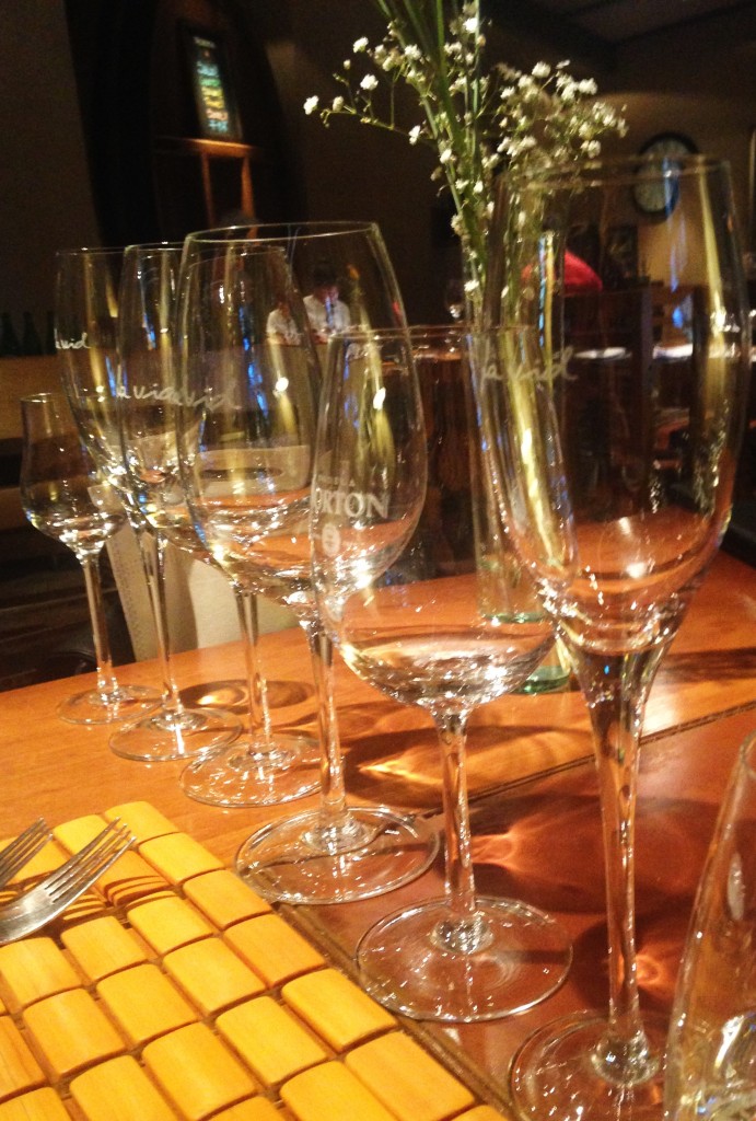 Fila de taças aguardam os vinhos do menu harmonizado