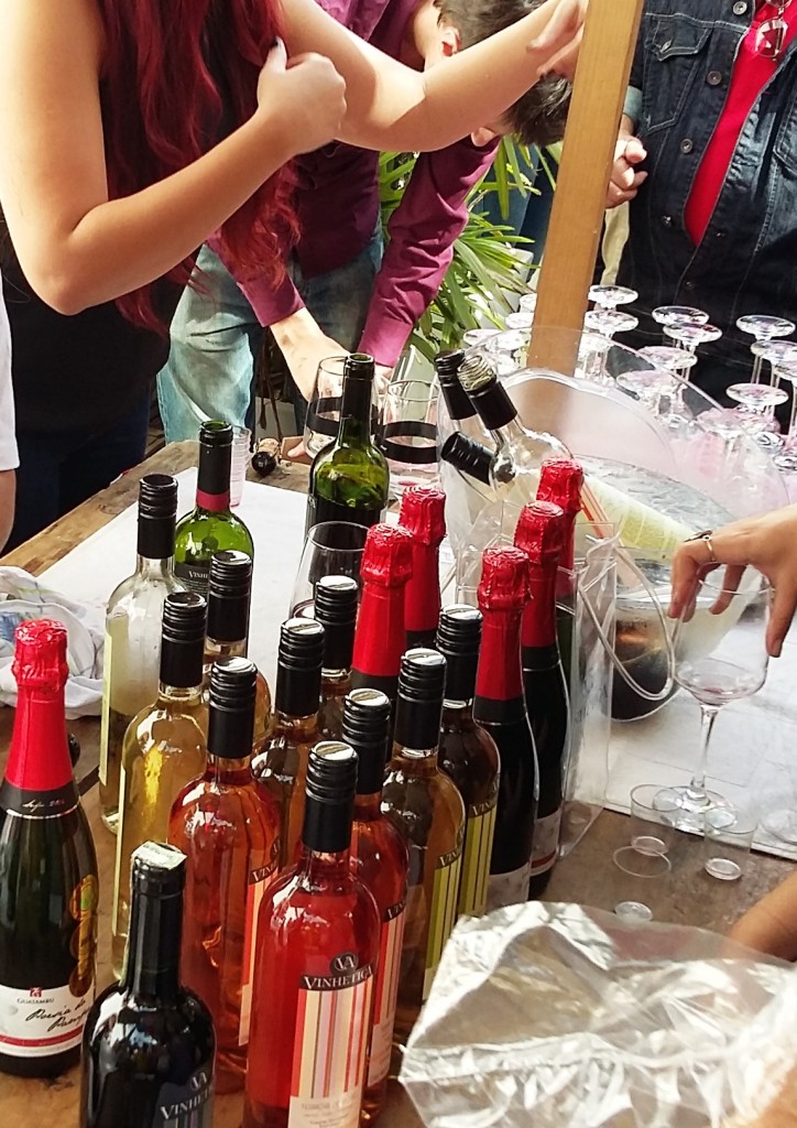 Rosés, brancos e tintos à escolha do freguês na barraca da Vinhética