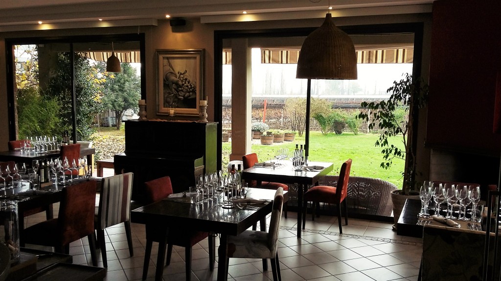 estaurante tem vista para os vinhedos e para a cordilheira, quando o clima permite
