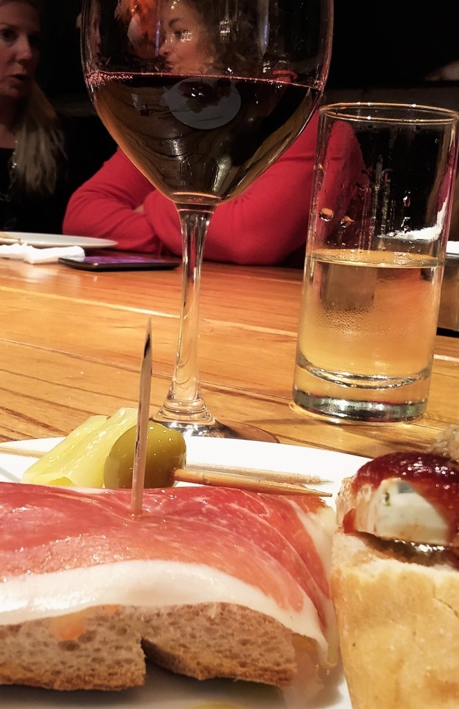Tira-gostos e vinho tinto