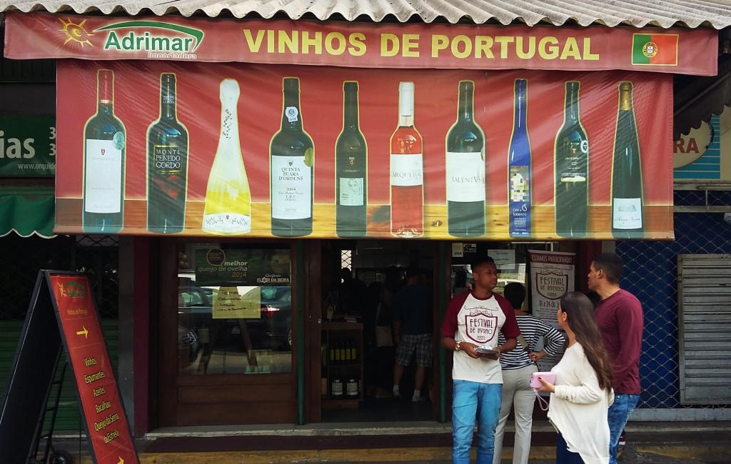 Na loja, há dezenas de rótulos de vinhos de regiões como como Douro, Alentejo, Beiras e Bairrada, entre outras