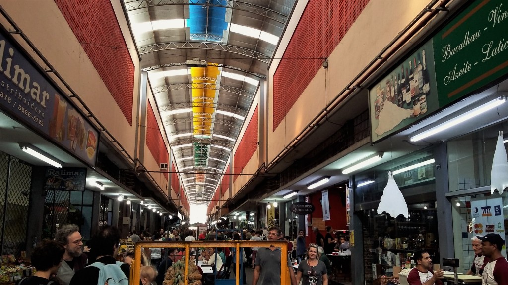 Cadeg: mercado de abastecimento onde há hortifrutigranjeiros, restaurantes e lojas de vinhos
