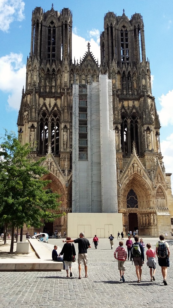 A catedral gótica, onde 25 reis franceses foram coroados, passa por reparos