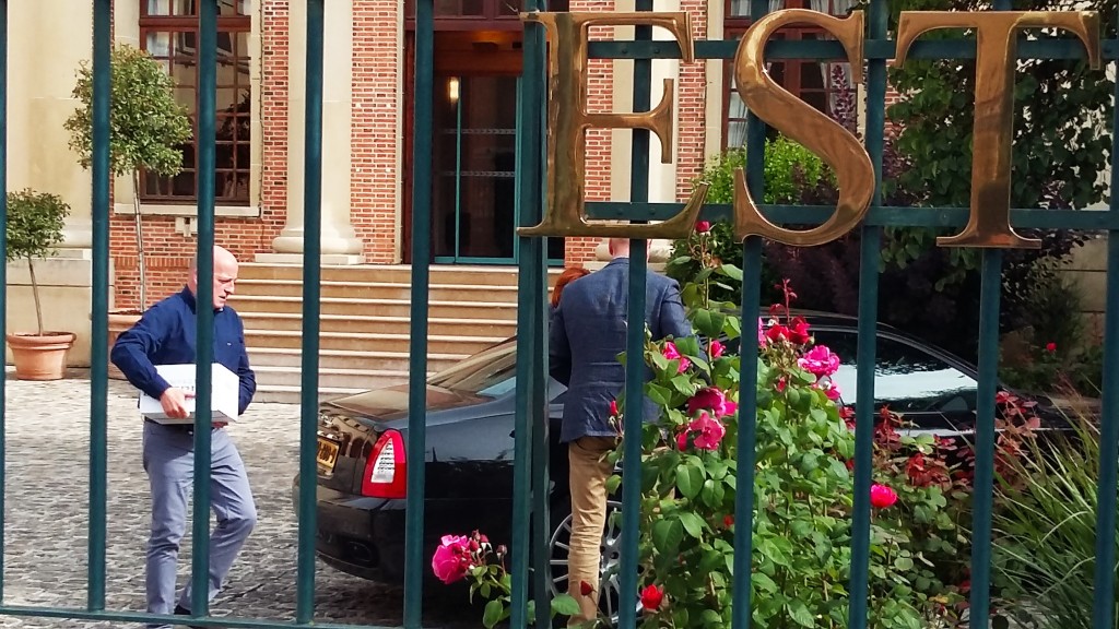 Em Epernay, compradores carregam caixas de champanhe 