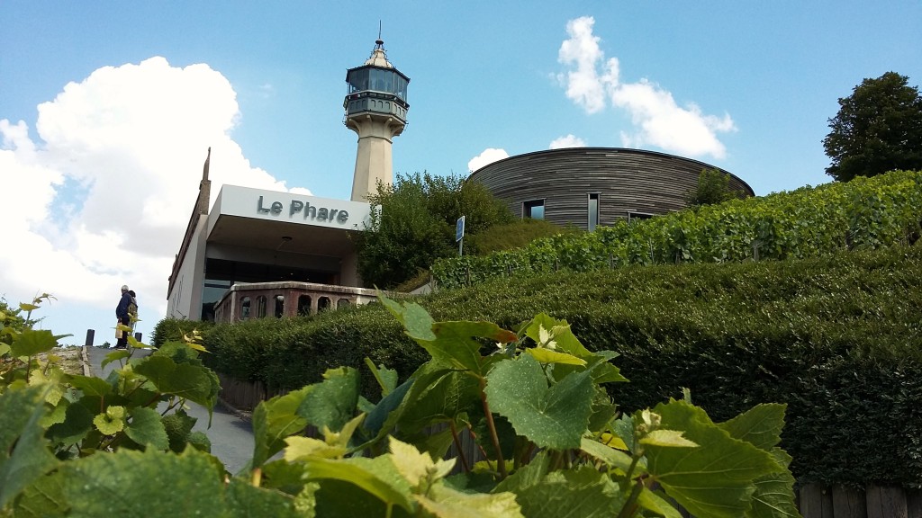 La Phare: O farol tem uma das vistas mais bonitas da região e é onde funciona o Museu da Videira