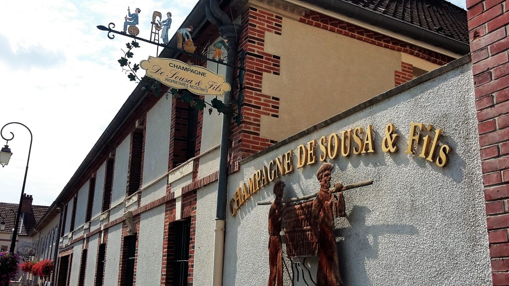 Placa que indica que nesta casa há um profissional dedicado à produção de champanhe