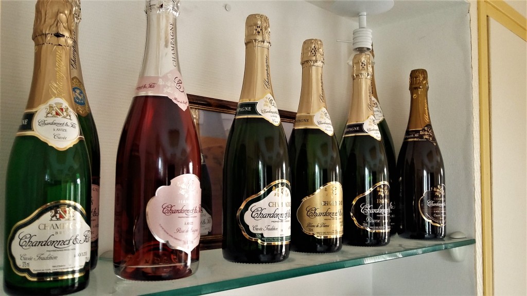Numa prateleira da sala, a linha de champanhes Chardonnet