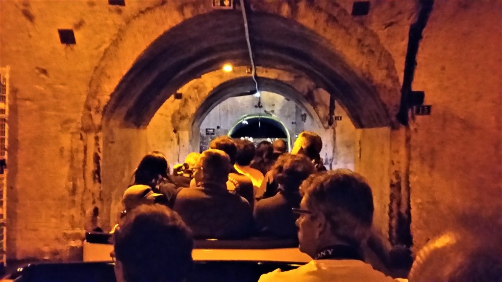 Trenzinho com turistas percorre o enorme labirinto formado pelas caves subterrâneas