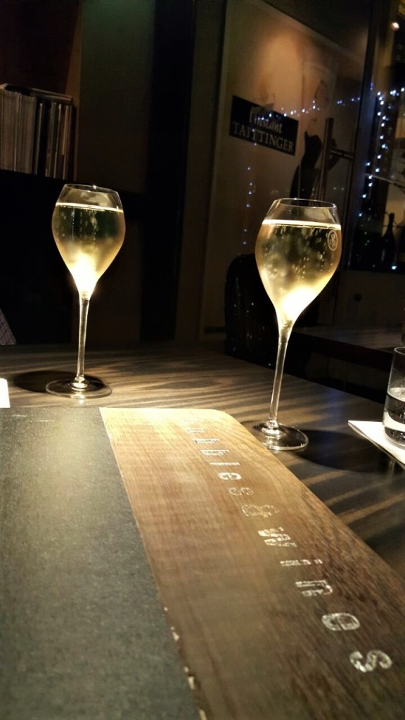 Champanhe Ruinart para abrir os trabalhos: casa tem 55 rótulos de vinhos em taça