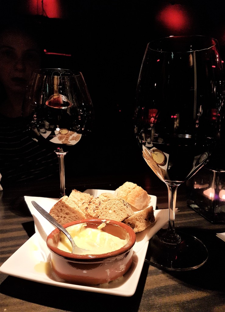 Queijo derretido, pão e vinho tinto: dos deuses