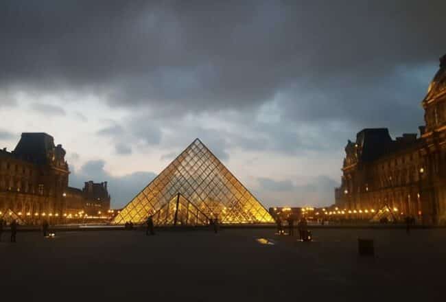 Pirâmide do Louvre iluminada, em Paris
